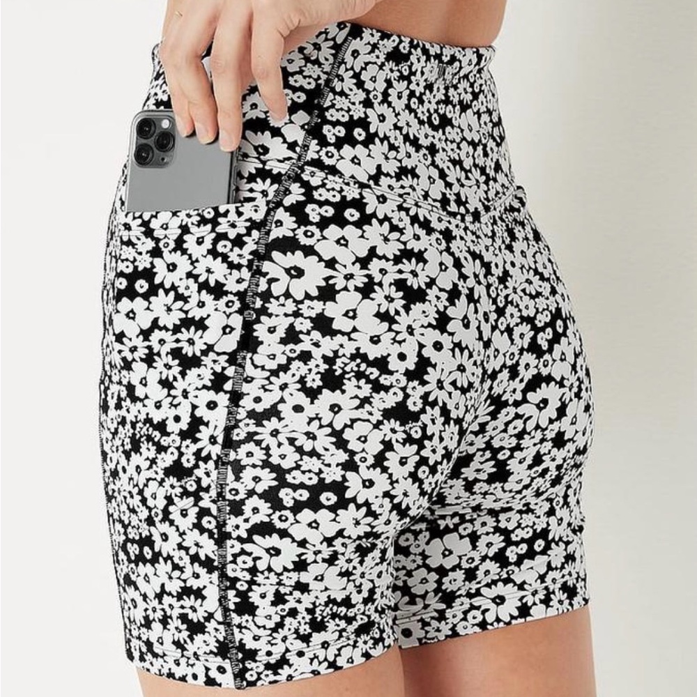 Black and White Floral Crop Top and Bike Short Set - Picture 5 of 8